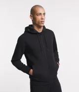 Saco deportivo negro de algodón y poliéster, con capucha ajustable con cordón, cierre frontal con cremallera, bolsillos laterales y puños ajustados.