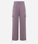 Pantalón deportivo color lila, confeccionado en microfibra pesada con viscosa certificada. Cuenta con cintura elástica ajustable, bolsillos cargo laterales y ajuste en el bajo.