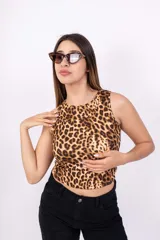 Musculosa corta de animal print con cuello redondo y sisas amplias.