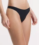 Bombacha bikini color negro, corte a hilo y sin estampado.