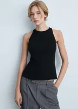 Top negro sin mangas con cuello redondo y corte ajustado.