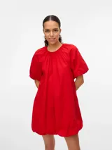 Vestido corto de algodón color rojo, con mangas globo y cuello redondo. Corte suelto y textura liviana.