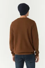 Sweater clásico liso azul marino de algodón con cuello redondo y corte regular.