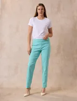 Pantalón verde agua en gabardina elastizada marca Zac & Rachel. Pretina ancha con faja interna modeladora. Largo de pierna con costura frontal pespunteada. Trasera con bolsillos ojal simulados.