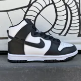 Zapatillas Nike Dunk High en blanco y negro, con el logo de Nike en negro en el lateral.