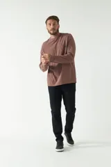 Remera color marrón de manga larga, con bolsillo en el pecho y logo de la marca en etiqueta sobre el bolsillo.