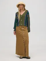 Cardigan corto de punto color verde oliva con rayas verticales en verde oscuro y lila. Tiene escote en V, mangas largas y botones al frente.