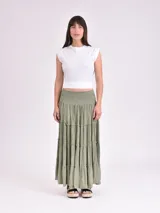 Falda larga verde oliva con cintura elastizada y diseño escalonado.