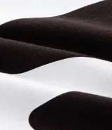 Remera deportiva azul con cuello en V, mangas cortas y estampado de fútbol americano con el número 97 en blanco y rayas blancas en las mangas.