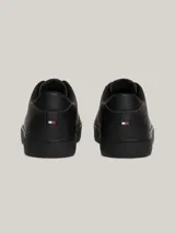 Zapatillas Tommy Hilfiger color negro, de cuero sintético, con cordones y suela plana.