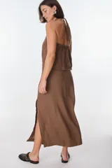 Falda larga de lino color celeste, de corte recto y con tajo lateral.