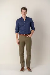 Pantalón de vestir color verde oliva, de corte recto, con cinco bolsillos y presillas para cinturón.