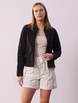 Campera de algodón negra, marca Baccini, con abertura central con cierre y bolsillos delanteros.