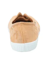 Zapatillas de lona color arcilla para mujer, modelo Greece. Confeccionadas en algodón orgánico con puntera reforzada de goma blanca y suela de caucho natural. Cuentan con un sistema de ajuste elástico sin cordones y ojalillos metálicos decorativos.