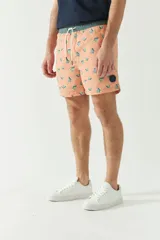 Short de baño estampado con cintura elástica ajustable con cordón, dos bolsillos laterales y uno trasero. Confeccionado en tela ligera de secado rápido y logo bordado.