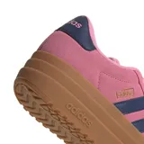 Championes Adidas VL Court Bold de mujer, color rosa con detalles en azul marino y suela marrón de plataforma. Confeccionados en gamuza y cuero.