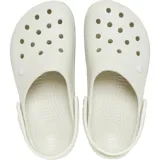 Zuecos Crocs Crocband™ color negro con suela blanca y detalles en amarillo.