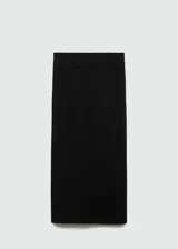 Falda midi negra de corte lápiz, con abertura en la parte posterior del bajo y cintura elástica.