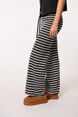 Pantalón de tiras color marrón con rayas blancas, tejido con forro interior y cordón para ajuste.