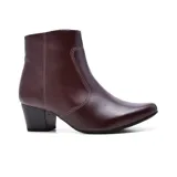 Bota corta negra de cuero con punta fina y taco cuadrado.