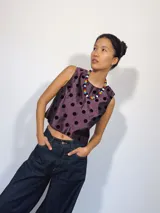 Remera corta de tafeta color verde militar con lunares de terciopelo negros, corte a la base y botón en la parte trasera.