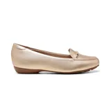 Zapato mocasín color dorado con detalle de hebilla metálica en la parte delantera.