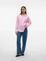 Camisa oversize a rayas verticales rosas y blancas, de calce relajado, con cuello clásico y mangas largas.