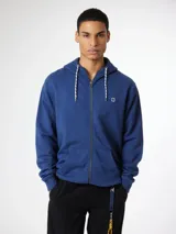 Canguro con cierre completo, color azul, con capucha y cordones trenzados blancos y negros. Presenta un pequeño logo bordado en el pecho izquierdo.