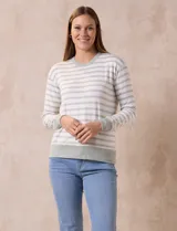 Buzo de modal estampado a rayas horizontales rosas y blancas, con cuello redondo y puños acanalados.