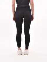 Calza deportiva negra de tiro alto, ajustada al cuerpo.