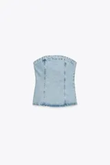 Top strapless de denim celeste con escote recto y cierre trasero con cremallera.