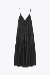 Vestido midi negro de tirantes finos ajustables y escote en pico. Tiene bolsillos laterales ocultos y cierre trasero con cremallera.