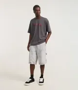 Remera gris con estampa del logo de la banda Linkin Park en el frente.