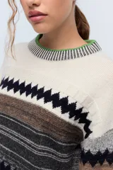 Sweater de lana merino color crudo con dibujos geométricos y detalles en lentejuelas.