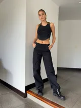 Pantalón cargo tipo capri de gabardina, con elástico en la cintura y diseño de pierna ancha.