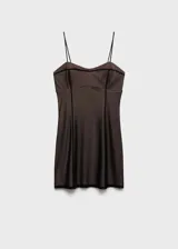 Vestido corto negro de malla con forro interior, escote corazón, tirantes finos y vivos en contraste.