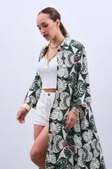 Camisola tipo vestido con estampado floral en tonos verde, blanco y borgoña.