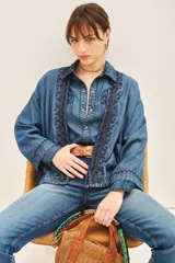 Kimono corto abierto de calce amplio, confeccionado en tencel con bordado y bolsillos laterales.