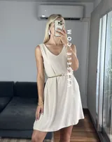 Vestido corto color coral, con escote en V delantero y trasero, sin mangas, con bolsillos laterales y forro en el busto.