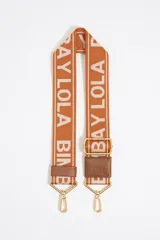 Correa bandolera ajustable de tejido negro con el logo de Bimba y Lola en jacquard. Tiene detalles en piel vacuna negra y herrajes metálicos dorados.