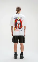 Remera extra oversize color blanco con diseño gráfico inspirado en una película de terror, cuello redondo y costuras dobles.
