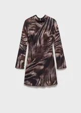 Vestido corto de manga larga con cuello alto y estampado de cebra en tonos marrones y negros.