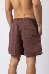 Short de baño gris con cintura elastizada y cordón ajustable. Tiene bolsillos laterales y logo de la marca en la pierna derecha.