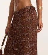 Pantalón de playa marrón con estampado paisley, de corte palazzo y cintura con lazo.