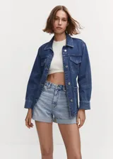 Short de jean celeste, tiro alto, corte mom fit, con bolsillos laterales y traseros, cierre con cremallera y botón, y ruedo con vuelta.