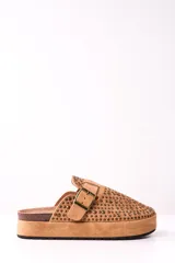 Zuecos color camel con plataforma, detalle de tachas y hebilla dorada.