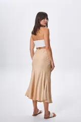 Falda larga color beige, de corte evasé y pretina elástica.