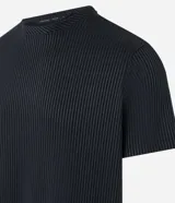 Remera de manga corta color beige, corte slim, con cuello redondo y textura acanalada vertical.