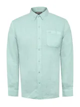 Camisa de hombre color verde agua, confeccionada en lino orgánico. Tiene cuello clásico, cierre frontal con botones, manga larga con puños abotonados y un bolsillo de parche en el pecho con logo bordado.