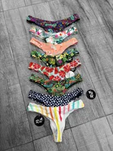 Bombacha de bikini colaless con cintura baja y estampado multicolor.